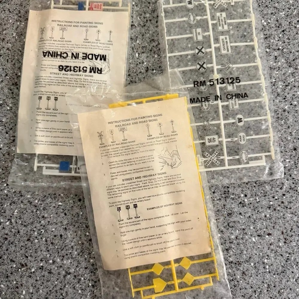 3 sealed packages 0f HO Scale Road Signs Railroad Street Signs New